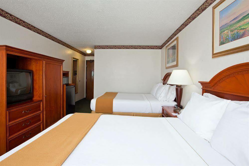 Holiday Inn Express & Suites Johnstown, An Ihg Hotel Bagian luar foto